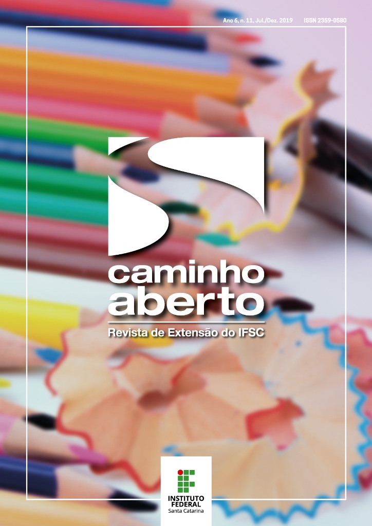 Capa da revista contém imagem com vários lápis de cores diferentes lado a lado sobre uma mesa. Há resto de ponta de lápis apontado entre alguns lápis.